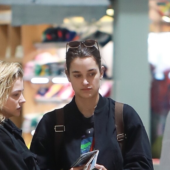 Exclusif - Chloë Grace Moretz et Kate Harrison arrivent à l'aéroport de Puerto Vallarta pour prendre l'avion. Le 19 mars 2019.
