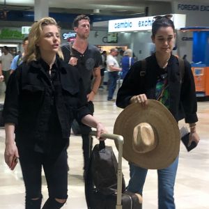 Exclusif - Chloë Grace Moretz et Kate Harrison arrivent à l'aéroport de Puerto Vallarta pour prendre l'avion. Le 19 mars 2019.