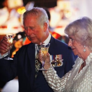 Le prince Charles, prince de Galles, et Camilla Parker Bowles, duchesse de Cornouailles, assistent à une réception à la résidence du Premier ministre au palais Ilaro Court à Bridgetown, la Barbade, le 19 mars 2019.