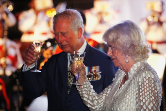 Le prince Charles, prince de Galles, et Camilla Parker Bowles, duchesse de Cornouailles, assistent à une réception à la résidence du Premier ministre au palais Ilaro Court à Bridgetown, la Barbade, le 19 mars 2019.