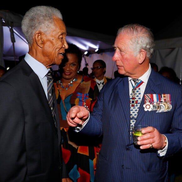 Le prince Charles, prince de Galles, et Garfield Sobers assistent à une réception à la résidence du Premier ministre au palais Ilaro Court à Bridgetown, la Barbade, le 19 mars 2019.