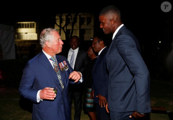Le prince Charles, prince de Galles, et , Jason Holder assistent à une réception à la résidence du Premier ministre au palais Ilaro Court à Bridgetown, la Barbade, le 19 mars 2019.