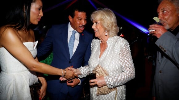 Prince Charles et Camilla : Soirée cocktails avec Lionel Richie aux Caraïbes