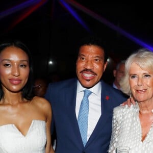 Camilla Parker Bowles, duchesse de Cornouailles, avec Lisa Parigi, Lionel Richie et Sir Tom Jones assistent à une réception à la résidence du Premier ministre au palais Ilaro Court à Bridgetown, la Barbade, le 19 mars 2019.