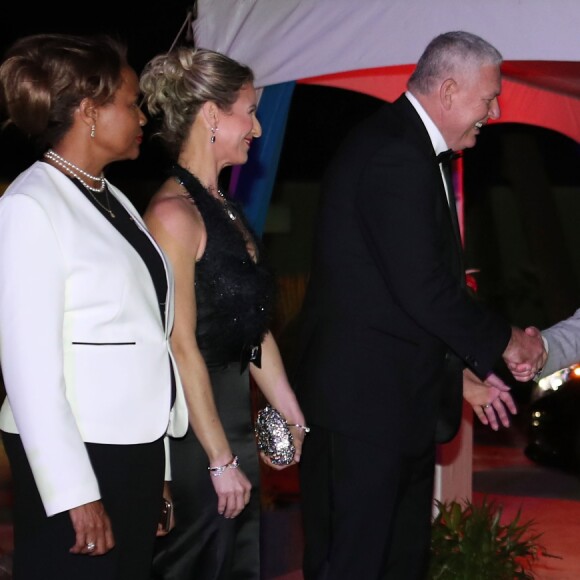 Le prince Charles, prince de Galles, arrive à la réception du gouverneur général avec le Premier ministre de Sainte-Lucie, Michael Chastanet et sa femme Raquel Chastanet, à l'hôtel Serenity, Coconut Bay, à Sainte-Lucie, le 17 mars 2019, lors de sa tournée de 13 jours dans les Caraïbes.