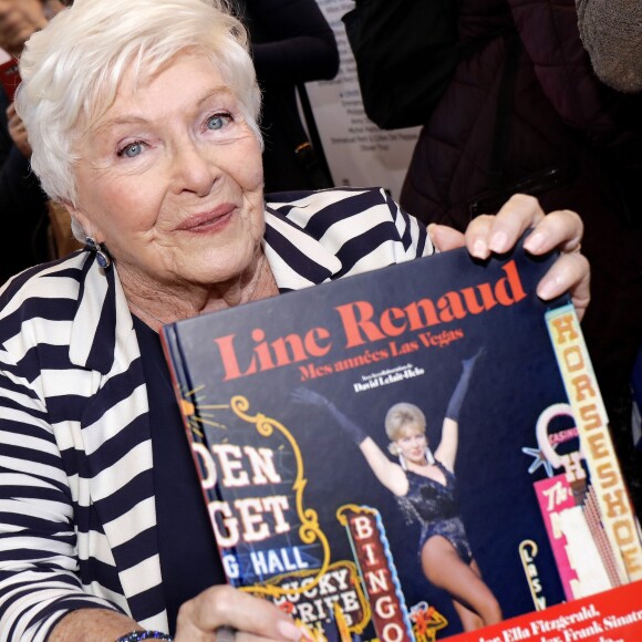 Line Renaud - Salon du livre de Paris le 16 mars 2019. © Cédric Perrin/Bestimage16/03/2019 - Paris