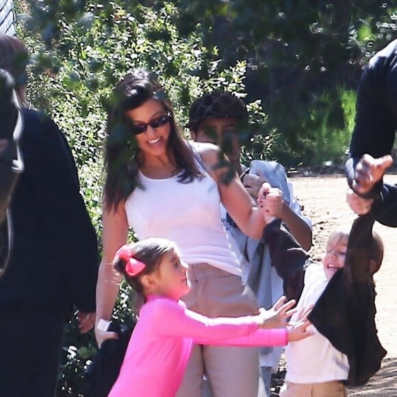 Kourtney Kardashian avec ses enfants Penelope, Mason et Reign Disick - Les célébrités ont assisté à la messe dominicale en musique de Kanye West à Los Angeles. Le 24 mars 2019.