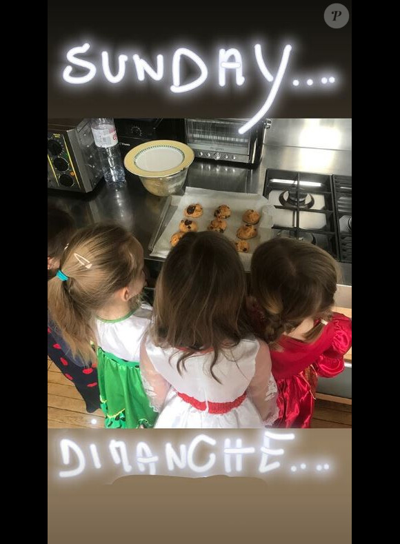 Carla Bruni-Sarkozy photographie sa fille Giulia déguisée en princesse, avec des amies. Instagram, le 24 mars 2019.