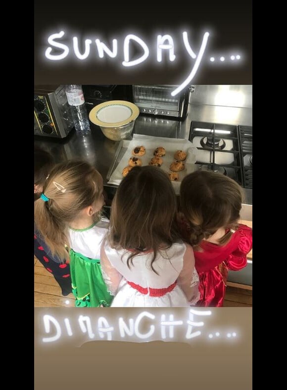 Carla Bruni-Sarkozy photographie sa fille Giulia déguisée en princesse, avec des amies. Instagram, le 24 mars 2019.