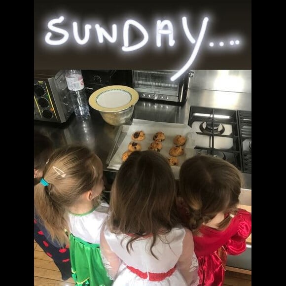 Carla Bruni-Sarkozy photographie sa fille Giulia déguisée en princesse, avec des amies. Instagram, le 24 mars 2019.