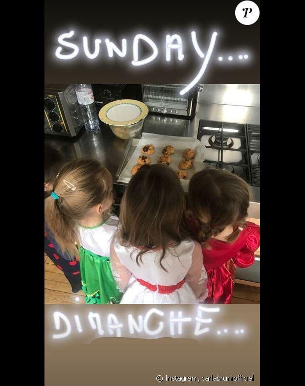 Carla Bruni-Sarkozy photographie sa fille Giulia déguisée en princesse, avec des amies. Instagram, le 24 mars 2019.