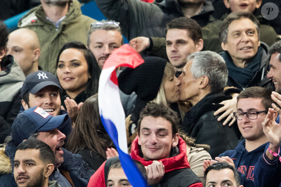 Le chanteur Vianney, Valérie Bègue (Miss France 2008), Nagui et sa femme Melanie Page s'embrassent - People assistent au match des éliminatoires de l'Euro 2020 entre la France et l'Islande au Stade de France à Saint-Denis le 25 mars 2019. La france a remporté le match sur le score de 4-0.