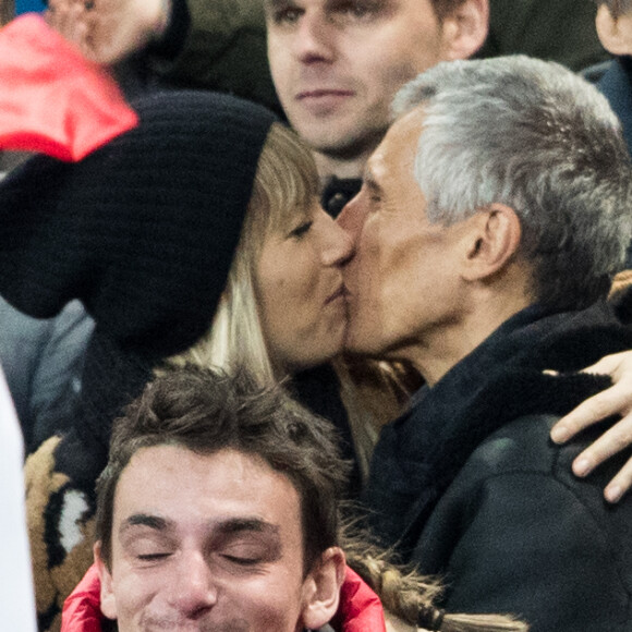 Le chanteur Vianney, Valérie Bègue (Miss France 2008), Nagui et sa femme Melanie Page s'embrassent - People assistent au match des éliminatoires de l'Euro 2020 entre la France et l'Islande au Stade de France à Saint-Denis le 25 mars 2019. La france a remporté le match sur le score de 4-0.