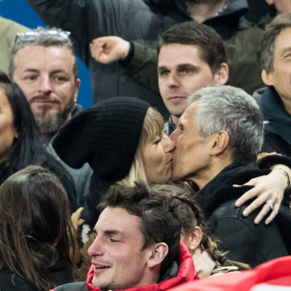 Le chanteur Vianney, Valérie Bègue (Miss France 2008), Nagui et sa femme Melanie Page s'embrassent - People assistent au match des éliminatoires de l'Euro 2020 entre la France et l'Islande au Stade de France à Saint-Denis le 25 mars 2019. La france a remporté le match sur le score de 4-0.