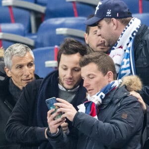 Nagui et le chanteur Vianney (Vianney Bureau) - People assistent au match des éliminatoires de l'Euro 2020 entre la France et l'Islande au Stade de France à Saint-Denis le 25 mars 2019. La france a remporté le match sur le score de 4-0.