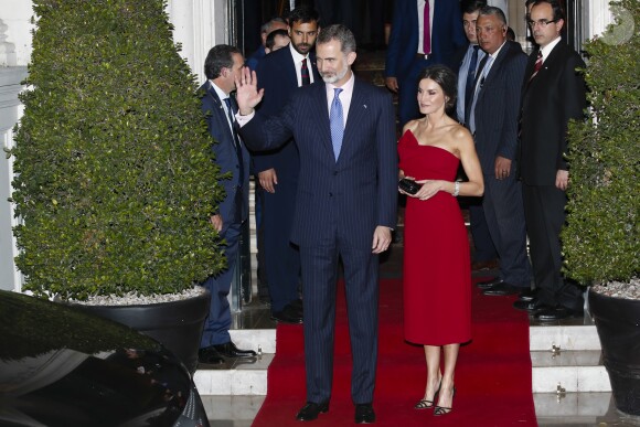 Le roi Felipe VI et la reine Letizia d'Espagne lors d'une réception en l'honneur du président argentin à l'hôtel Four Seasons de Buenos Aires, Argentine le 26 mars 2019.
