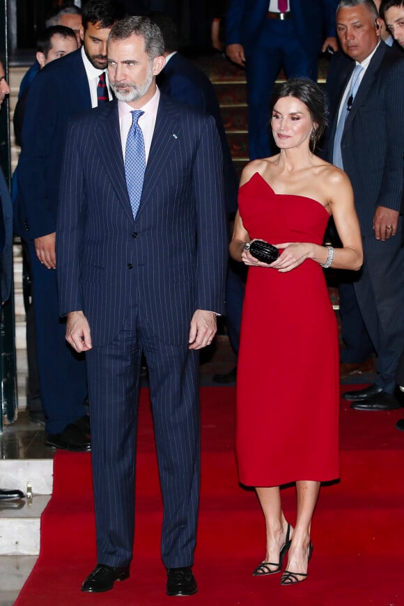Le roi Felipe VI et la reine Letizia d'Espagne lors d'une réception en l'honneur du président argentin à l'hôtel Four Seasons de Buenos Aires, Argentine le 26 mars 2019.