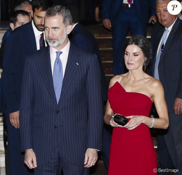 Letizia Despagne épaules Dénudées Tenue Vitaminée