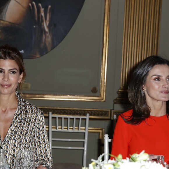 La reine Letizia d'Espagne et la première dame argentine Juliana Awada lors d'une réunion avec l'Alliance ibéro-américaine pour les maladies rares à Buenos Aires. Le 26 mars 2019.