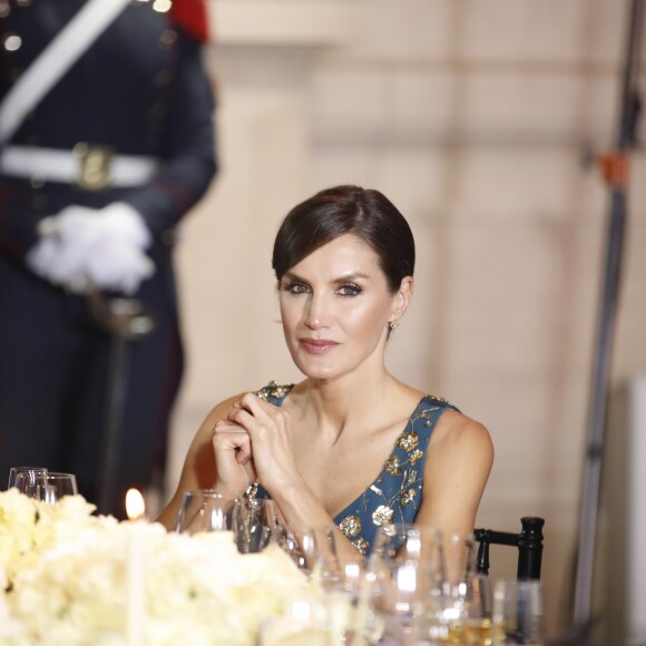 La reine Letizia d'Espagne - Le couple royal d'Espagne lors du dîner de gala en leur honneur au Centre culturel Kirchner à Buenos Aires. Le 25 mars 2019.