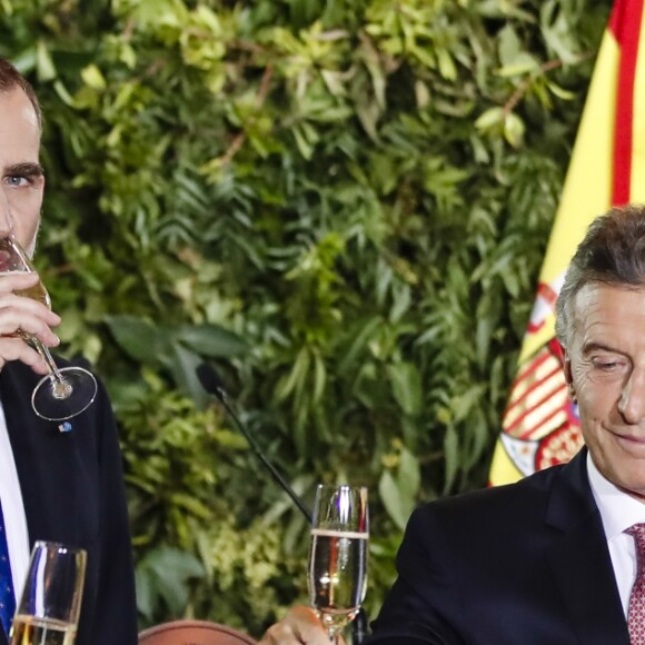 Le roi Felipe VI et la reine Letizia d'Espagne, le président argentin Mauricio Macri et sa femme Juliana Awada - Le couple royal d'Espagne lors du dîner de gala en leur honneur au Centre culturel Kirchner à Buenos Aires. Le 25 mars 2019.