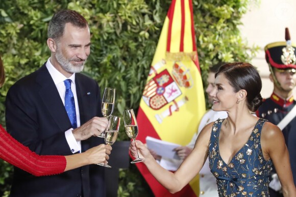 Le roi Felipe VI et la reine Letizia d'Espagne - Le couple royal d'Espagne lors du dîner de gala en leur honneur au Centre culturel Kirchner à Buenos Aires. Le 25 mars 2019.