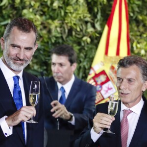 Le roi Felipe VI d'Espagne, le président argentin Mauricio Macri et la reine Letizia d'Espagne - Le couple royal d'Espagne lors du dîner de gala en leur honneur au Centre culturel Kirchner à Buenos Aires. Le 25 mars 2019.