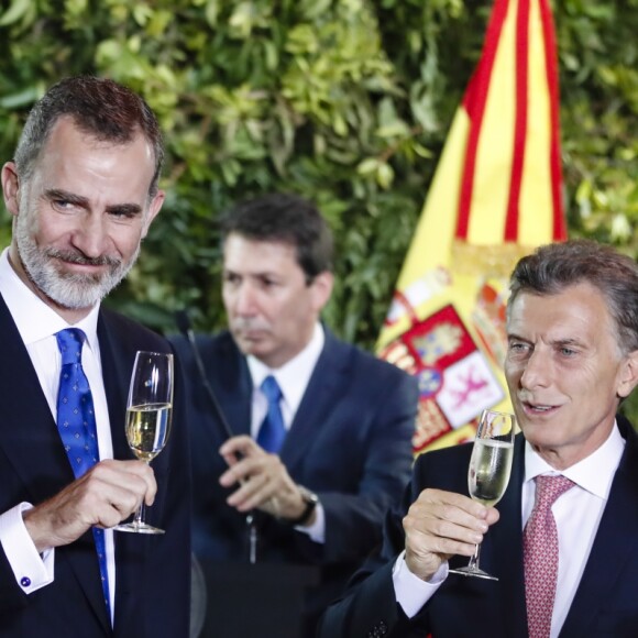 Le roi Felipe VI d'Espagne, le président argentin Mauricio Macri et la reine Letizia d'Espagne - Le couple royal d'Espagne lors du dîner de gala en leur honneur au Centre culturel Kirchner à Buenos Aires. Le 25 mars 2019.