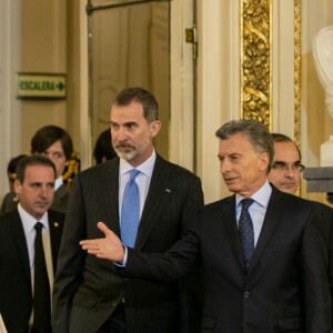 Le roi Felipe VI et la reine Letizia d'Espagne lors de la cérémonie d'accueil par le président argentin Mauricio Macri et sa femme Juliana Awada à Buenos Aires. Le 25 mars 2019.