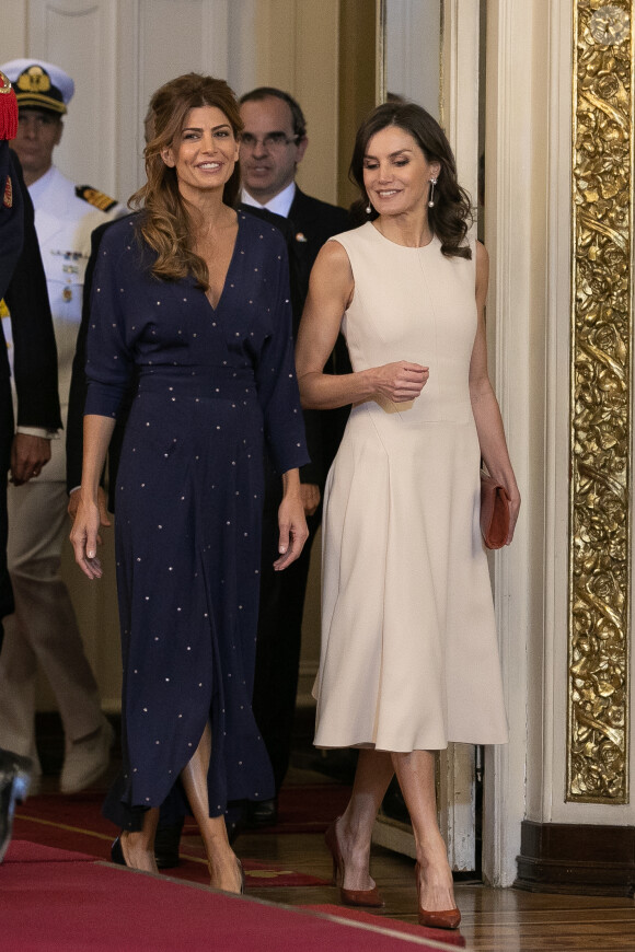 La reine Letizia d'Espagne et Juliana Awada, la femme du président de l'Argentine, lors de la cérémonie d'accueil du couple royal à Buenos Aires le 25 mars 2019.