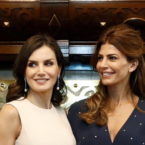 La reine Letizia d'Espagne et Juliana Awada, la femme du président de l'Argentine, lors de la cérémonie d'accueil du couple royal à Buenos Aires le 25 mars 2019.