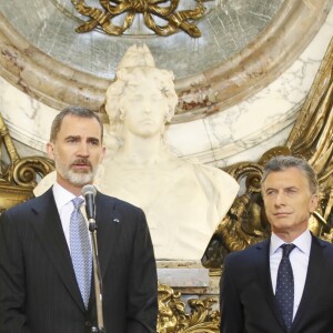 La reine Letizia d'Espagne, le roi Felipe VI, Mauricio Macri, président de l'Argentine, sa femme Juliana Awada lors de la cérémonie d'accueil du couple royal espagnol en visite en Argentine à Buenos Aires le 25 mars 2019.