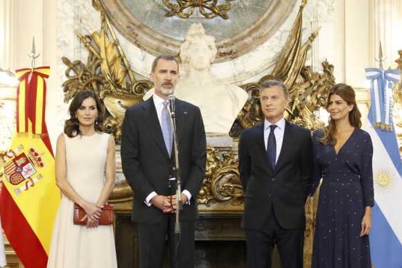 La reine Letizia d'Espagne, le roi Felipe VI, Mauricio Macri, président de l'Argentine, sa femme Juliana Awada lors de la cérémonie d'accueil du couple royal espagnol en visite en Argentine à Buenos Aires le 25 mars 2019.