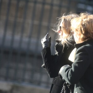 Laura Smet et sa mère Nathalie Baye - Arrivées des personnalités en l'église de La Madeleine pour les obsèques de Johnny Hallyday à Paris. Le 9 décembre 2017
