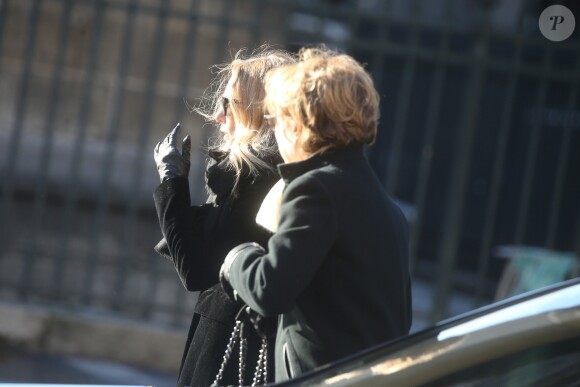 Laura Smet et sa mère Nathalie Baye - Arrivées des personnalités en l'église de La Madeleine pour les obsèques de Johnny Hallyday à Paris. Le 9 décembre 2017