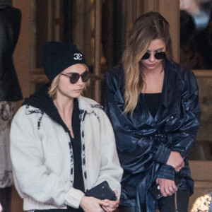 Ashley Benson et sa compagne Cara Delevingne à la sortie de l'hôtel Ritz à Paris le 5 mars 2019.