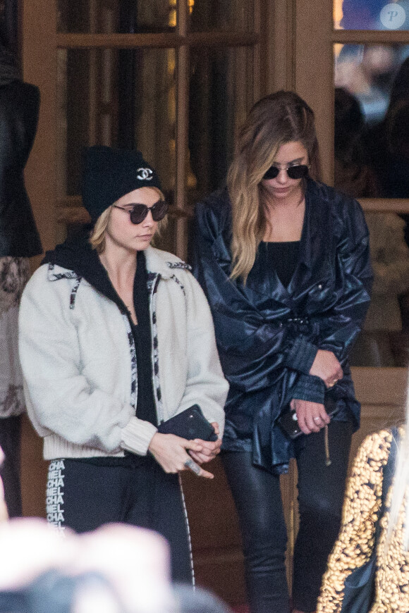 Ashley Benson et sa compagne Cara Delevingne à la sortie de l'hôtel Ritz à Paris le 5 mars 2019.