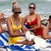 Olivia Culpo et Devon Windsor profitent d'un après-midi ensoleillé sur la plage de Miami, le 28 mars 2019.