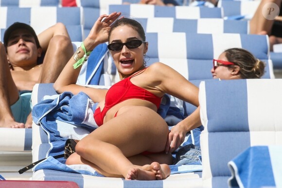 Olivia Culpo et Devon Windsor profitent d'un après-midi ensoleillé sur la plage de Miami, le 28 mars 2019.