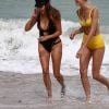 Olivia Culpo et Devon Windsor profitent d'un après-midi ensoleillé sur la plage de Miami, le 28 mars 2019.