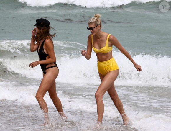 Olivia Culpo et Devon Windsor profitent d'un après-midi ensoleillé sur la plage de Miami, le 28 mars 2019.