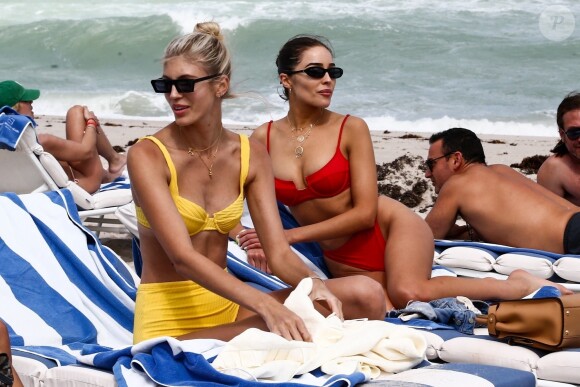 Olivia Culpo et Devon Windsor profitent d'un après-midi ensoleillé sur la plage de Miami, le 28 mars 2019.