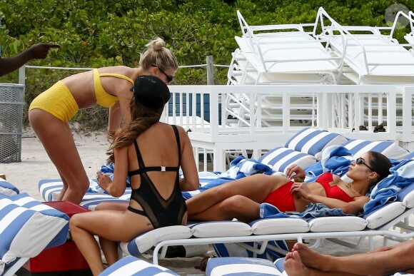 Olivia Culpo et Devon Windsor profitent d'un après-midi ensoleillé sur la plage de Miami, le 28 mars 2019.