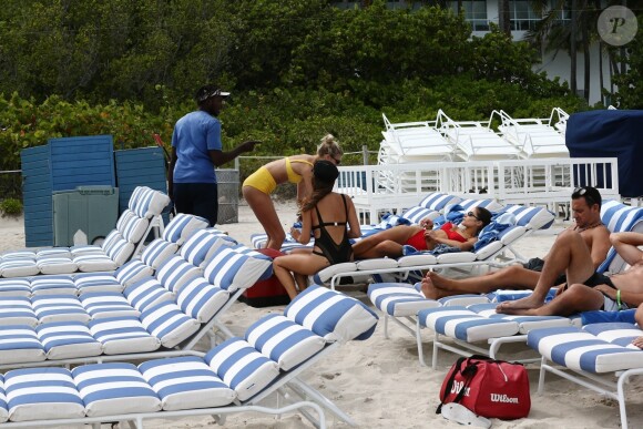 Olivia Culpo et Devon Windsor profitent d'un après-midi ensoleillé sur la plage de Miami, le 28 mars 2019.