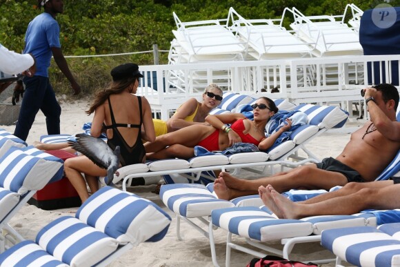 Olivia Culpo et Devon Windsor profitent d'un après-midi ensoleillé sur la plage de Miami, le 28 mars 2019.