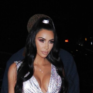 Kanye West et Kim Kardashian arrivent à une soirée à New York, le 7 décembre 2018. Elle portait une robe Versace largement inspirée du look de Naomi Campbell.