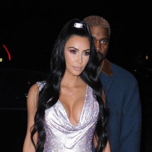 Kanye West et Kim Kardashian arrivent à une soirée à New York, le 7 décembre 2018. Elle portait une robe Versace largement inspirée du look de Naomi Campbell.