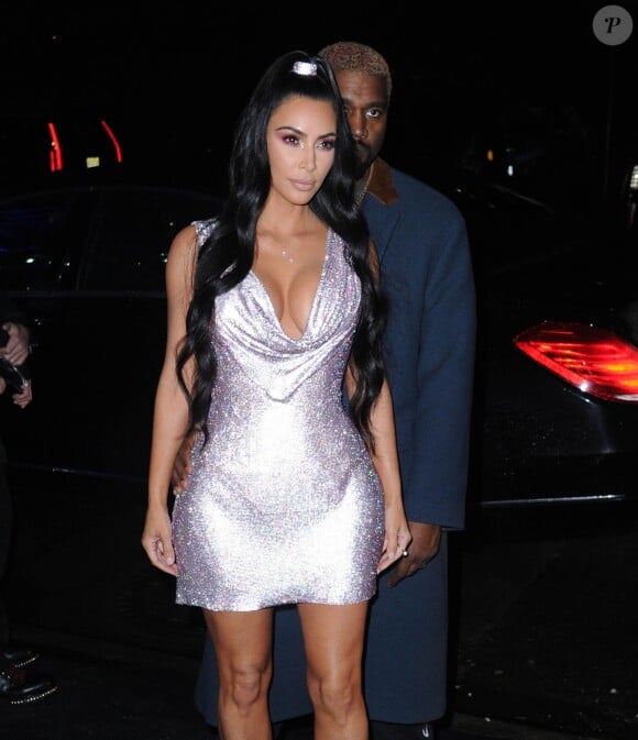 Kanye West et Kim Kardashian arrivent à une soirée à New York, le 7 décembre 2018. Elle portait une robe Versace largement inspirée du look de Naomi Campbell.