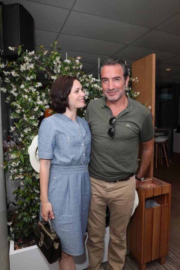 Jean Dujardin et sa femme Nathalie Péchalat au village lors des internationaux de tennis de Roland Garros à Paris, le 10 juin 2018. © Moreau-Jacovides/Bestimage