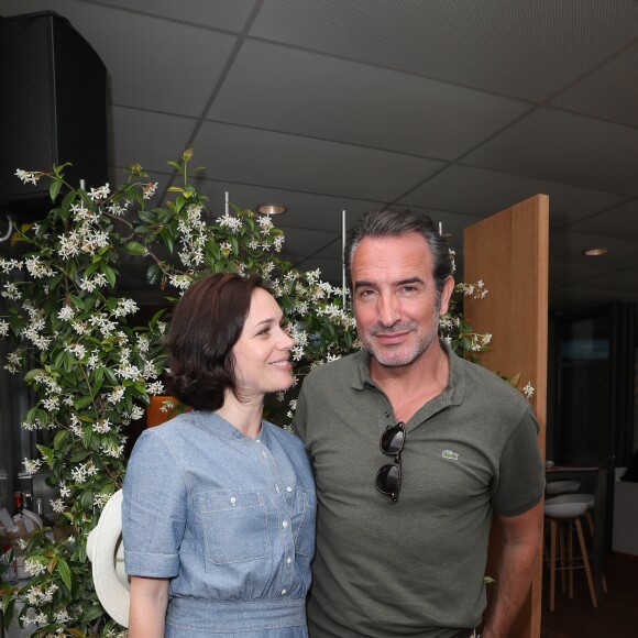 Jean Dujardin et sa femme Nathalie Péchalat au village lors des internationaux de tennis de Roland Garros à Paris, le 10 juin 2018. © Moreau-Jacovides/Bestimage